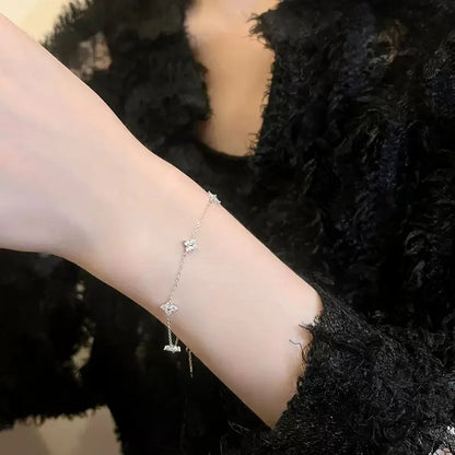 Bracelet Trèfle Lyssène argenté au poignet gauche