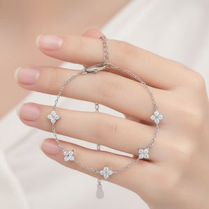 Bracelet trefle​ Lyssène argenté dans la main