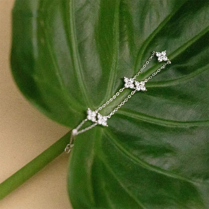 Bracelet Trèfle Lyssène argenté sur plante