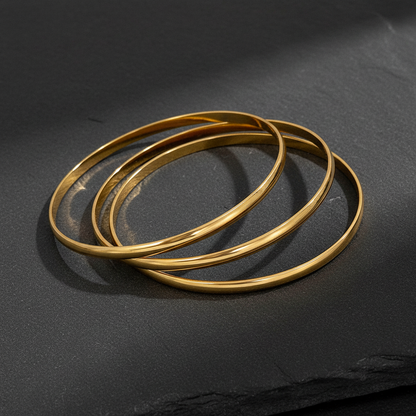 Bracelets dorés sur pierre anthracite