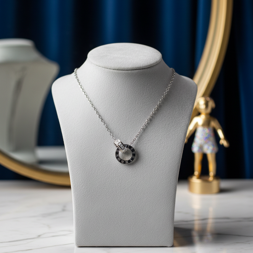 collier acier inoxydable argent sylviora sur un porte bijoux