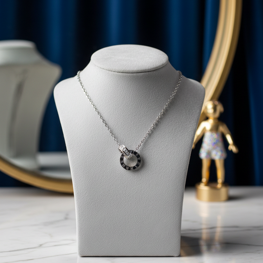 collier acier inoxydable argent sylviora sur un porte bijoux
