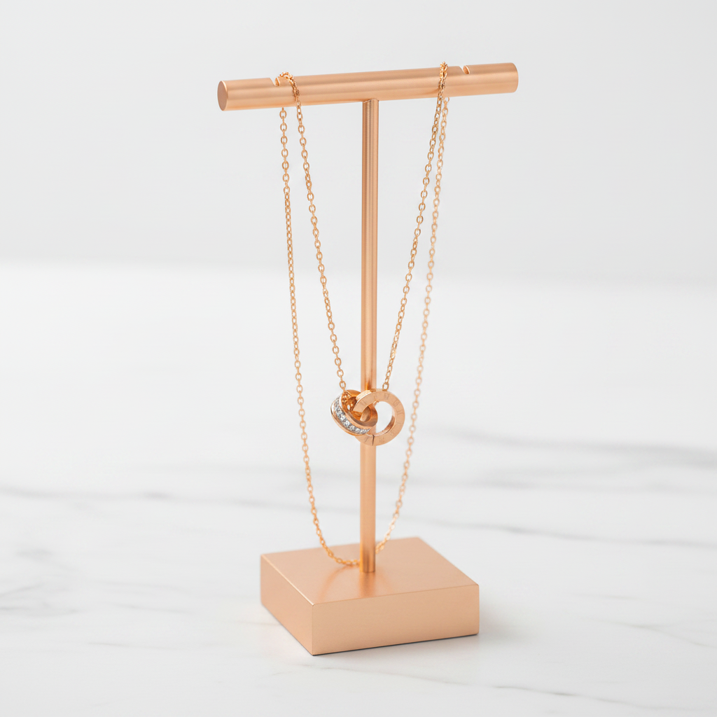 collier acier inoxydable doré sylviora sur un porte bijoux