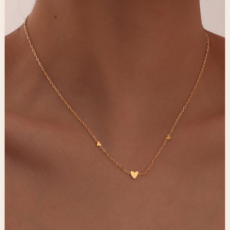 Collier cœur Solvera or porté au cou
