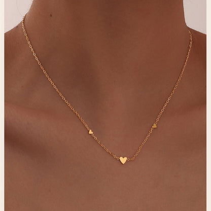 Collier cœur Solvera or porté au cou