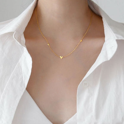 Collier cœur Solvera or porté avec une chemise blanche