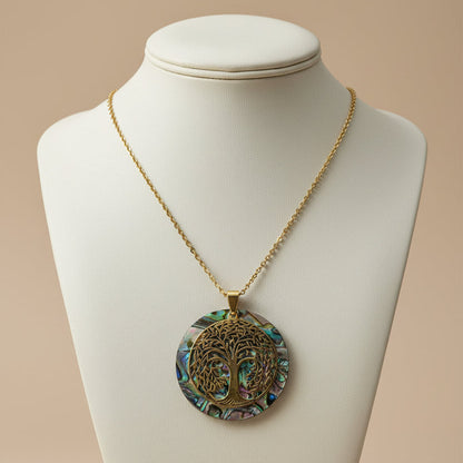Collier Élyssor doré sur mannequin