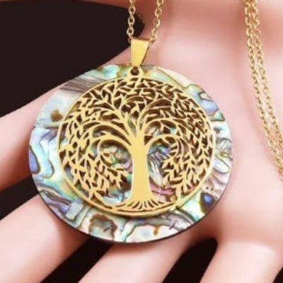 Collier Élyssor dorée dans une main