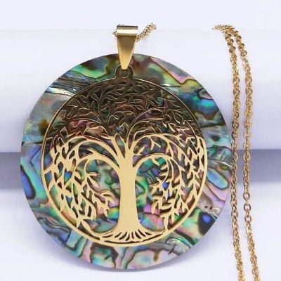 Collier Élyssor dorée sur fond blanc