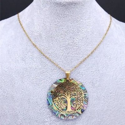 Collier Élyssor dorée sur mannequin blanc