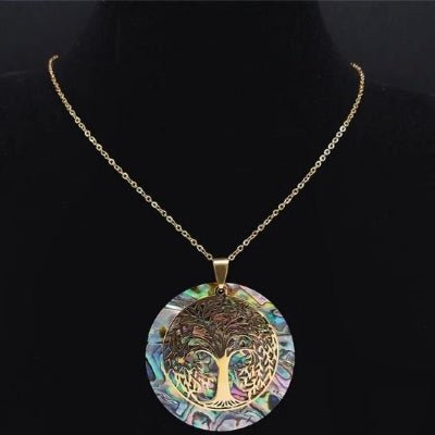 Collier Élyssor dorée sur mannequin noir