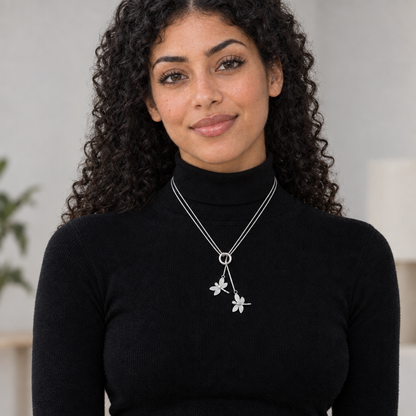 Collier Libelle porté par une femme avec un col roulé