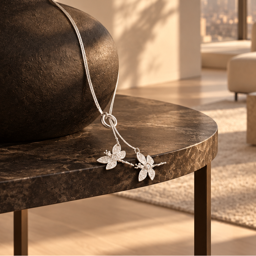 Collier Libelle sur table de salon