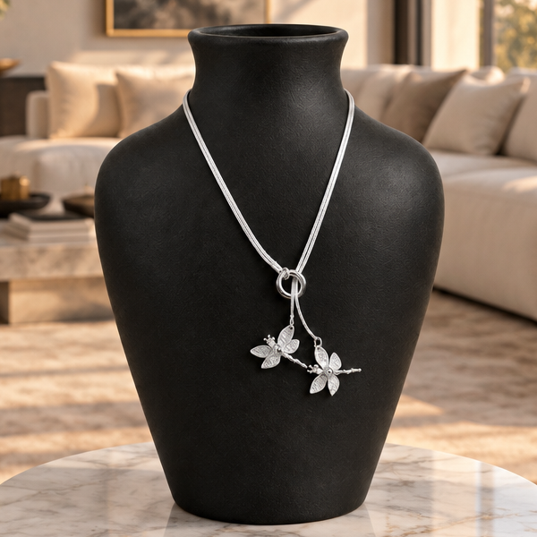 Collier Libelle sur un un vase noir