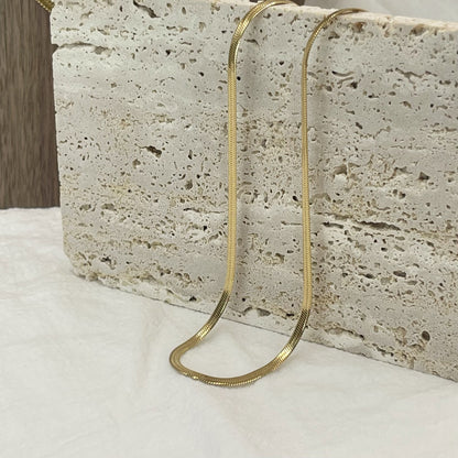 collier or Corélys de 2mm et 45cm sur brique