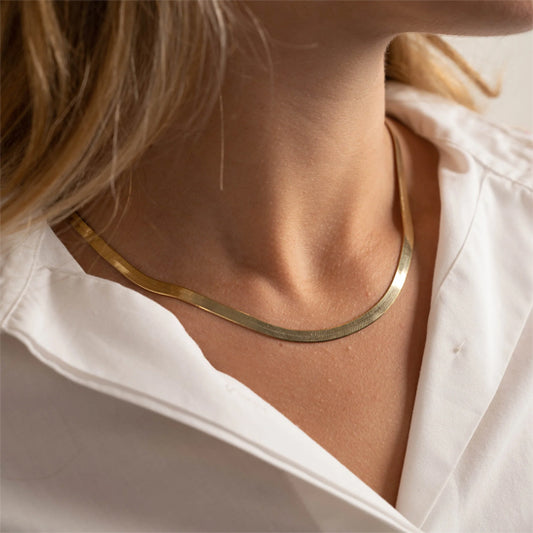 collier or Corélys de 3mm et 40cm au cou 