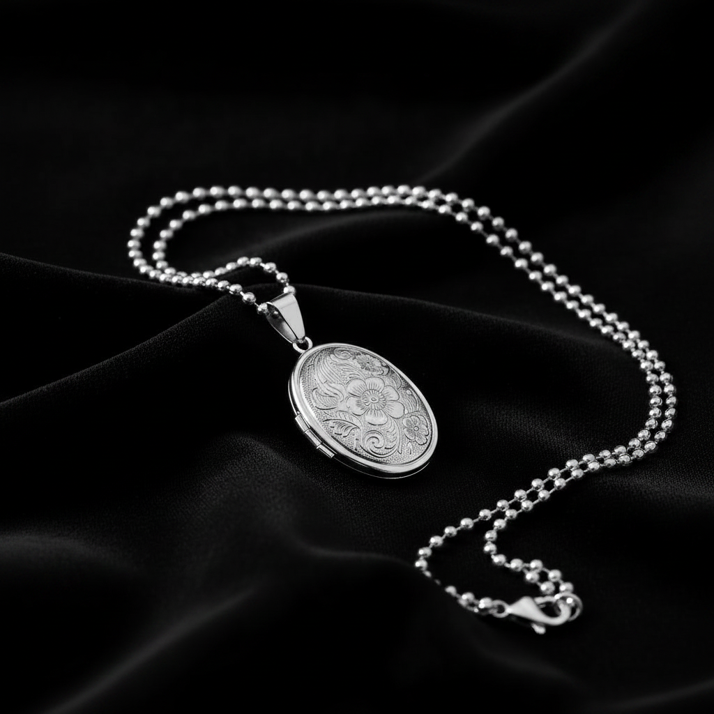 collier pendentif femme oralyx argenté déposé sur tissu noir
