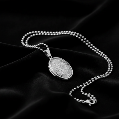 collier pendentif femme oralyx argenté déposé sur tissu noir