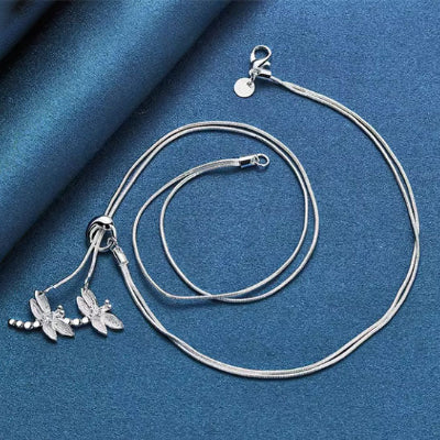 Collier à pendentif Libelle sur drap bleu