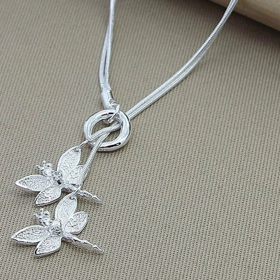 Collier à pendentif Libelle sur drap gris