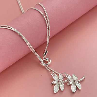 Collier à pendentif Libelle sur drap rose