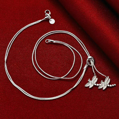 Collier à pendentif Libelle sur drap rouge