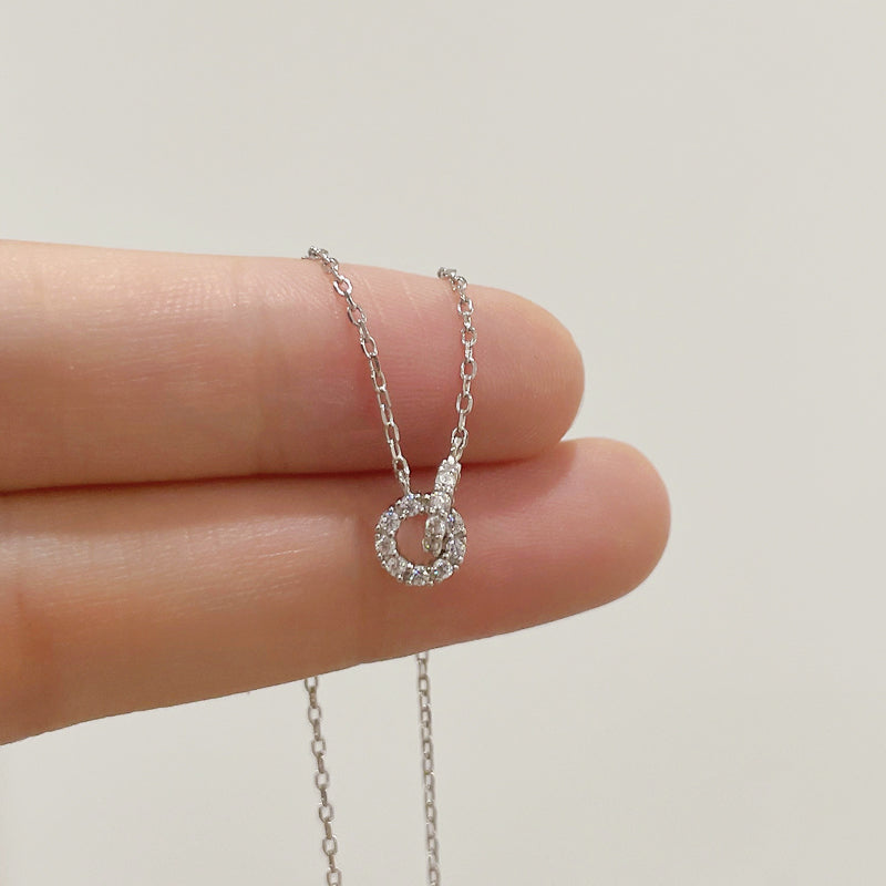Collier ras de cou argent Miléora au bout des doigts