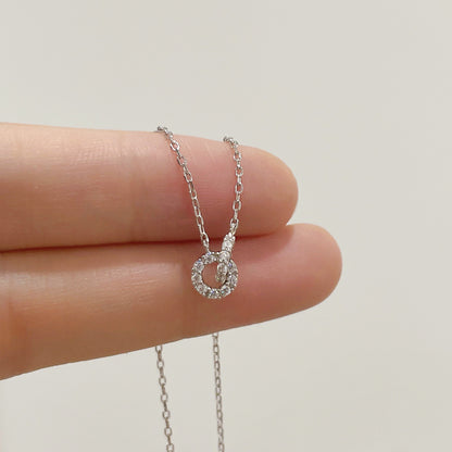 Collier ras de cou argent Miléora au bout des doigts