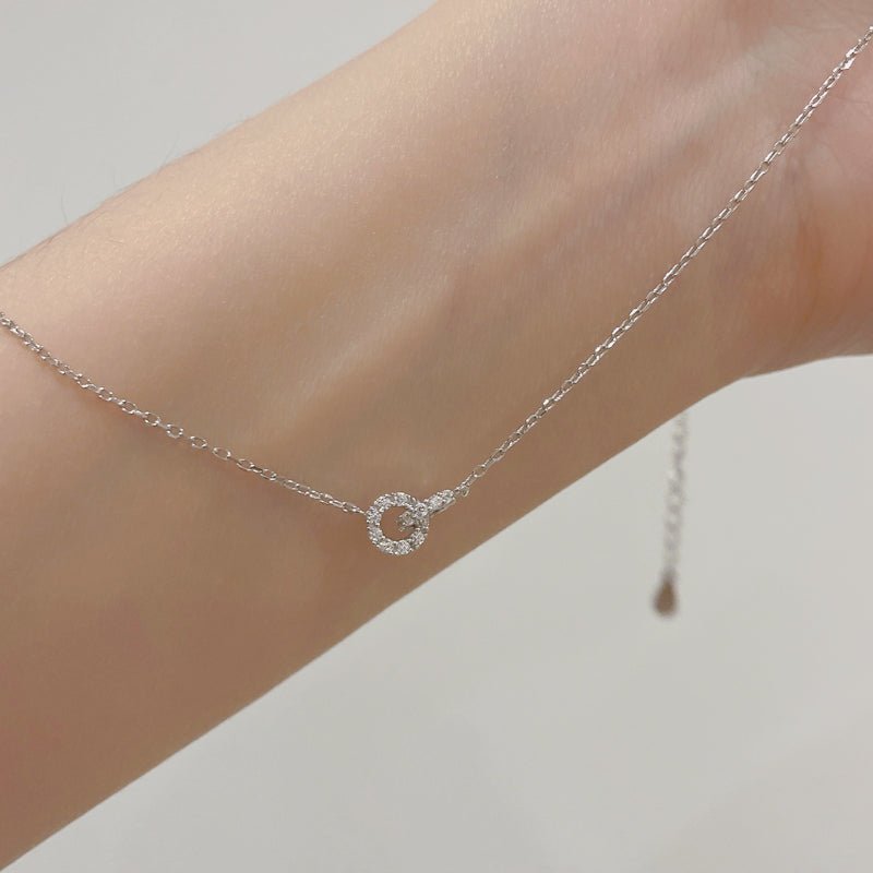 Collier ras de cou argent Miléora tenu à la main