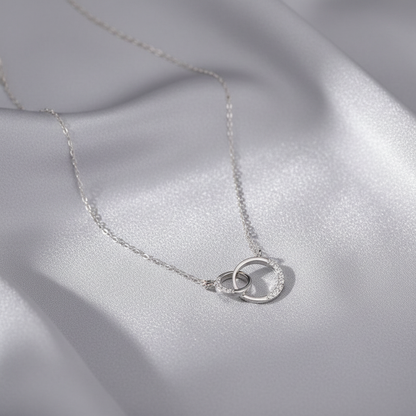 Collier ras de cou Néolune argenté présenté sur une soie grise