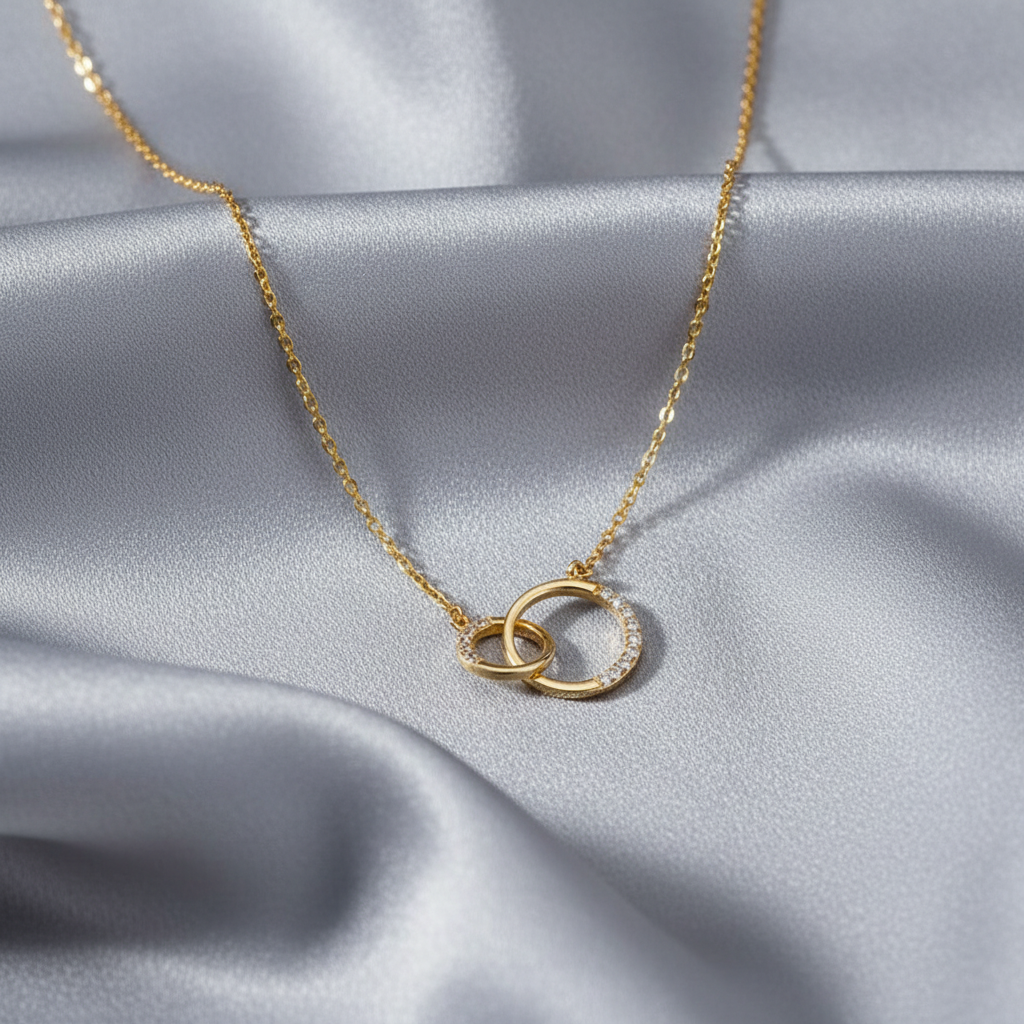 Collier ras de cou doré Néolune présenté sur soie grise