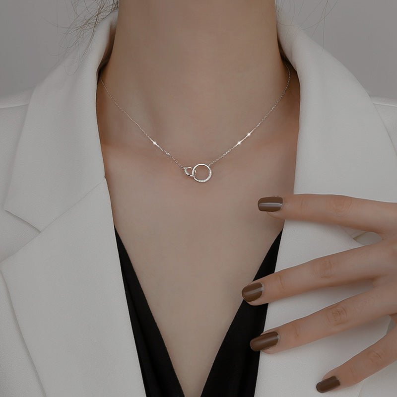 Collier ras de cou Néolune en argent porté