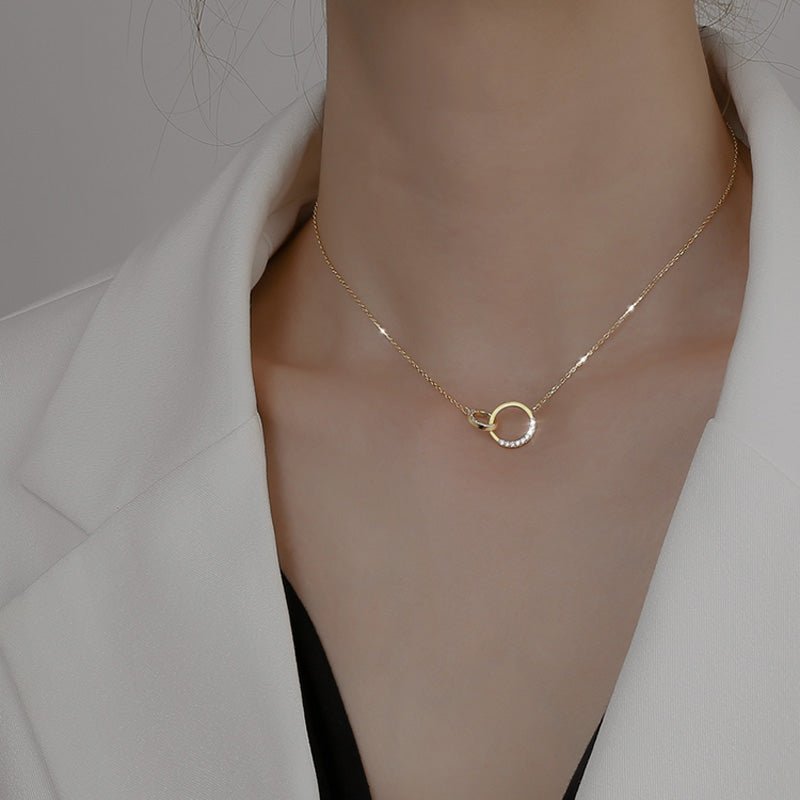 Collier ras de cou Néolune doré au cou
