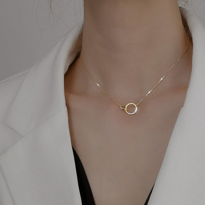 Collier ras de cou Néolune doré au cou