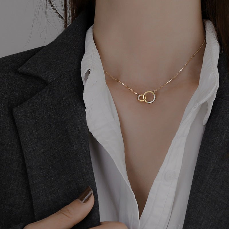 Collier ras de cou Néolune en or porté