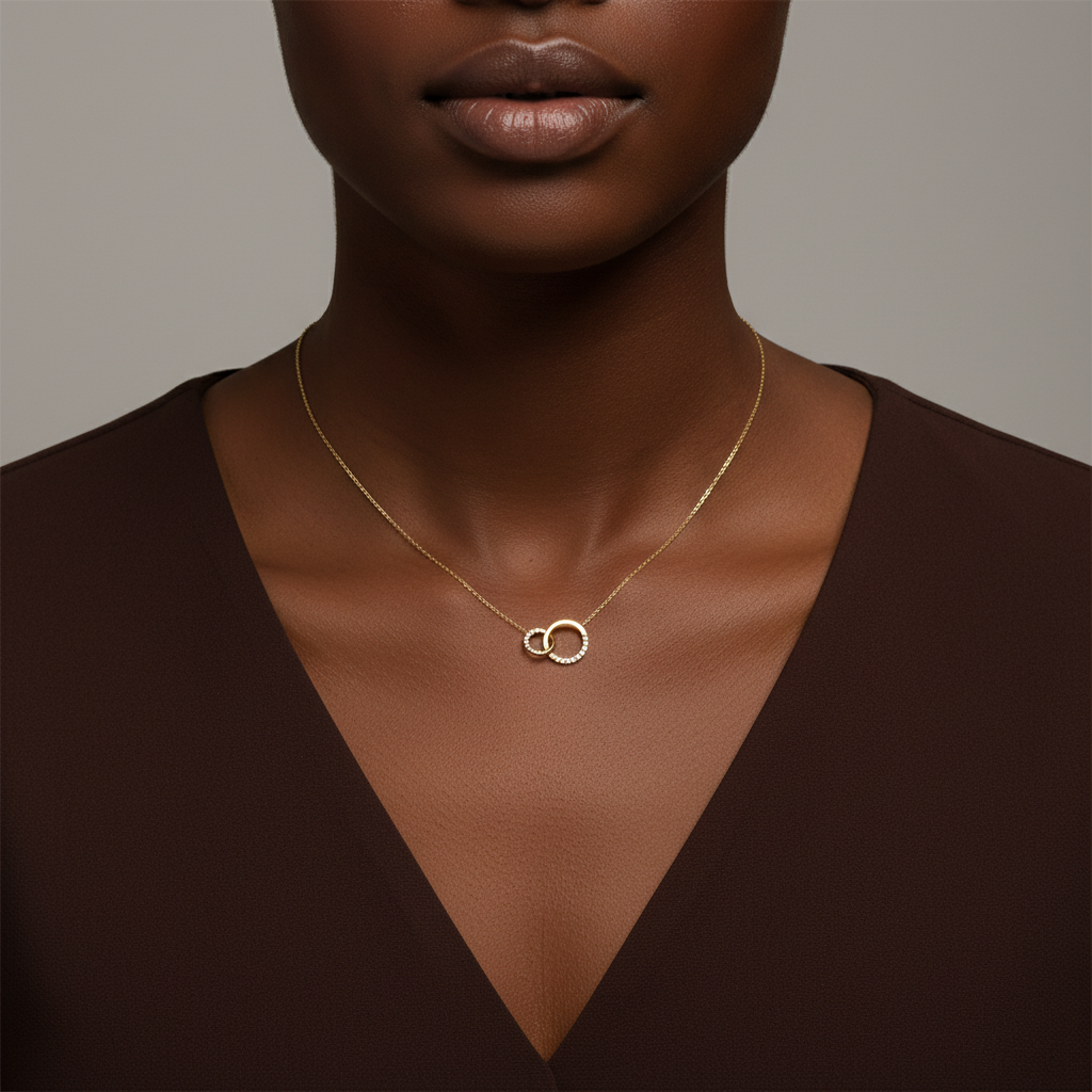 Collier ras de cou Néolune doré porté par une femme 