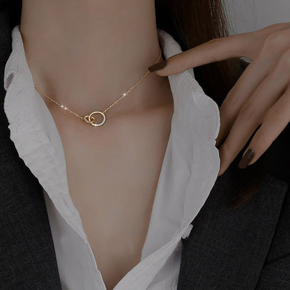 Collier ras de cou Néolune doré porté