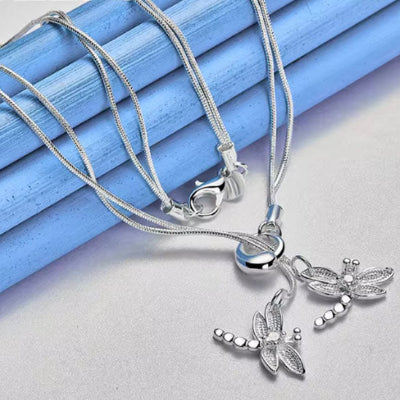 Collier sur drap bleu à pendentif Libelle