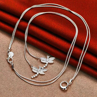 Collier sur drap rouge à pendentif Libelle