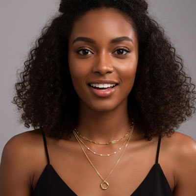 Colliers femme Céloria or portés au cou 