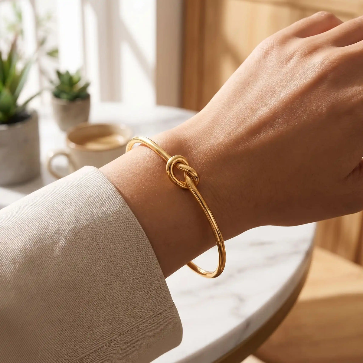 jonc femme luxerian dore main exposé