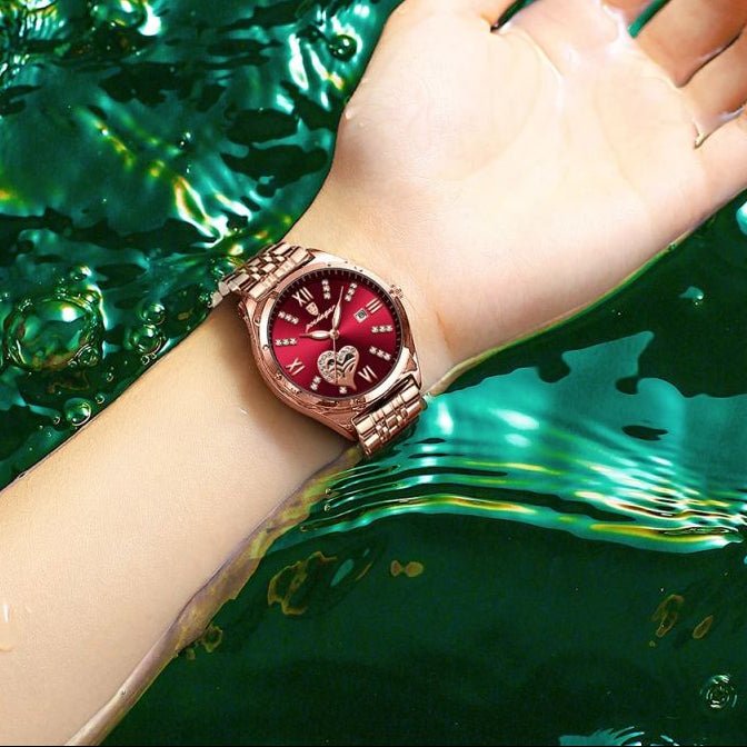 Montre femme Lunna rouge au poignet dans l'eau