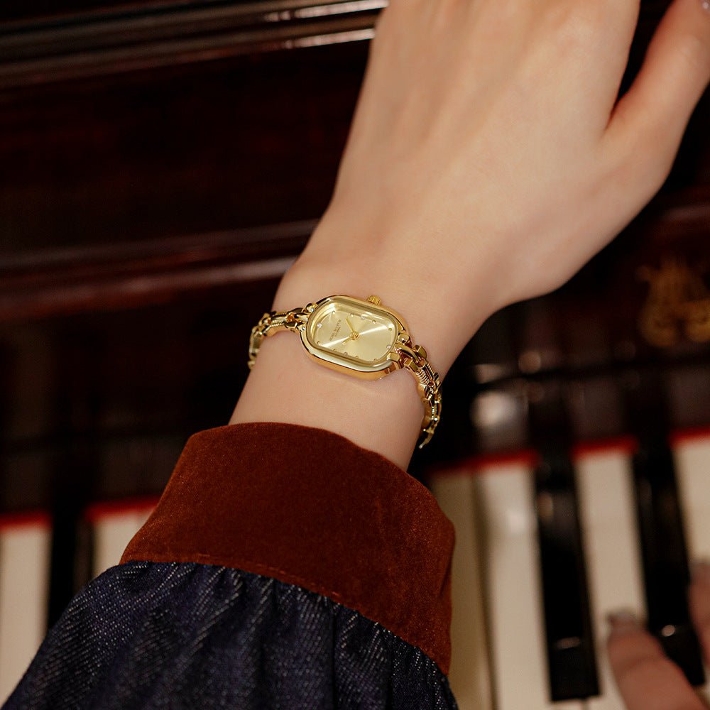 Montre femme Solérelle au poignet gauche
