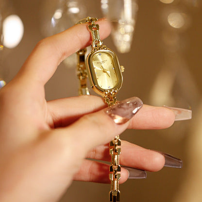 Montre femme Solérelle dans la main