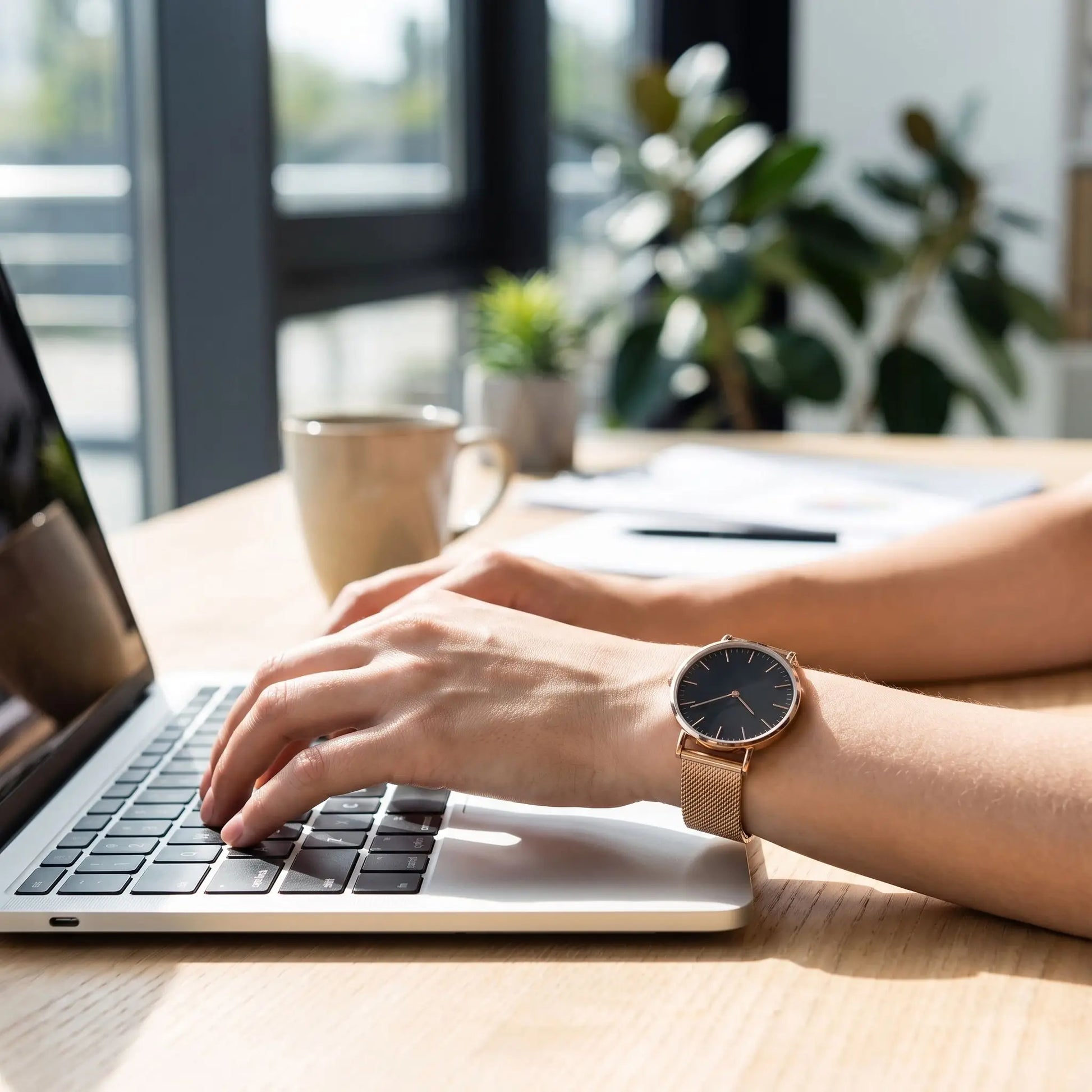 Montre femme tendance Orensya noir femme au bureau