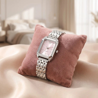 Montre rectangulaire femme ripse argent rose poudré posée sur un petit coussin