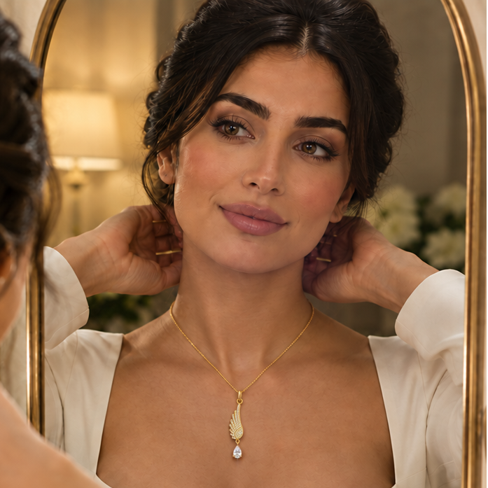 Pendentif Avoryn blanc cristal porté avec robe