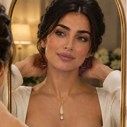 Pendentif Avoryn blanc cristal porté avec robe