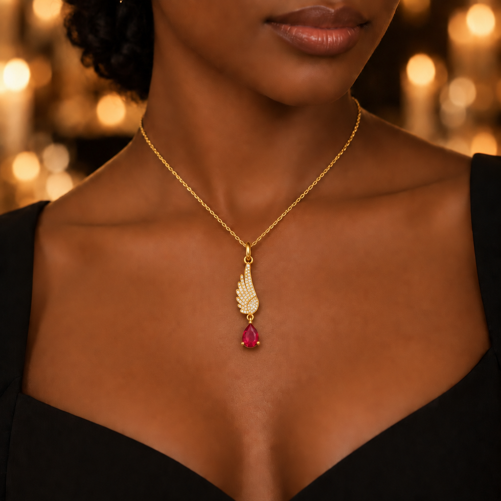 Pendentif Avoryn rouge rubis porté avec une robe