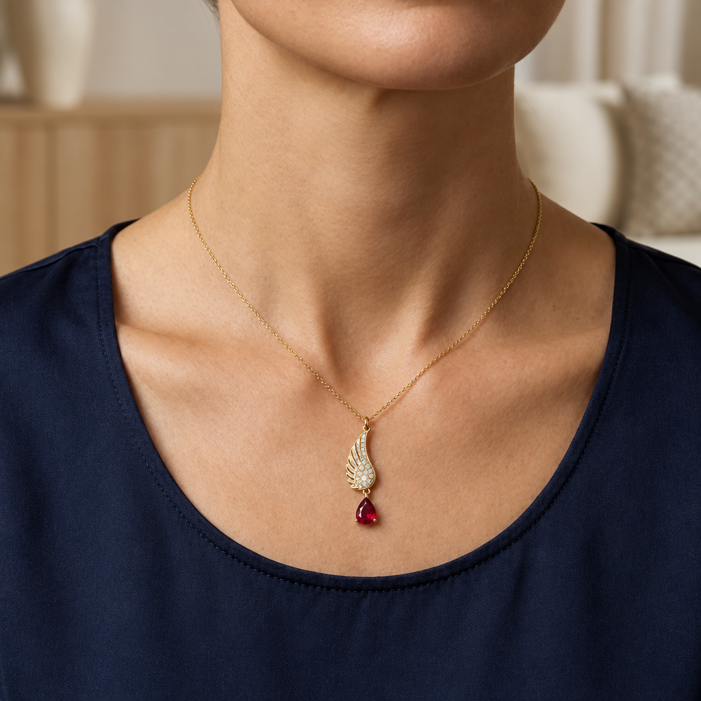 Pendentif Avoryn rouge rubis porté